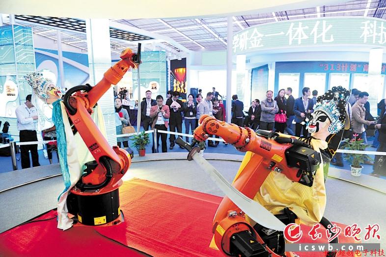 　　科交会上，长泰机器人通过表演京剧的方式，展示工业机器人的精度、柔性和智能化。